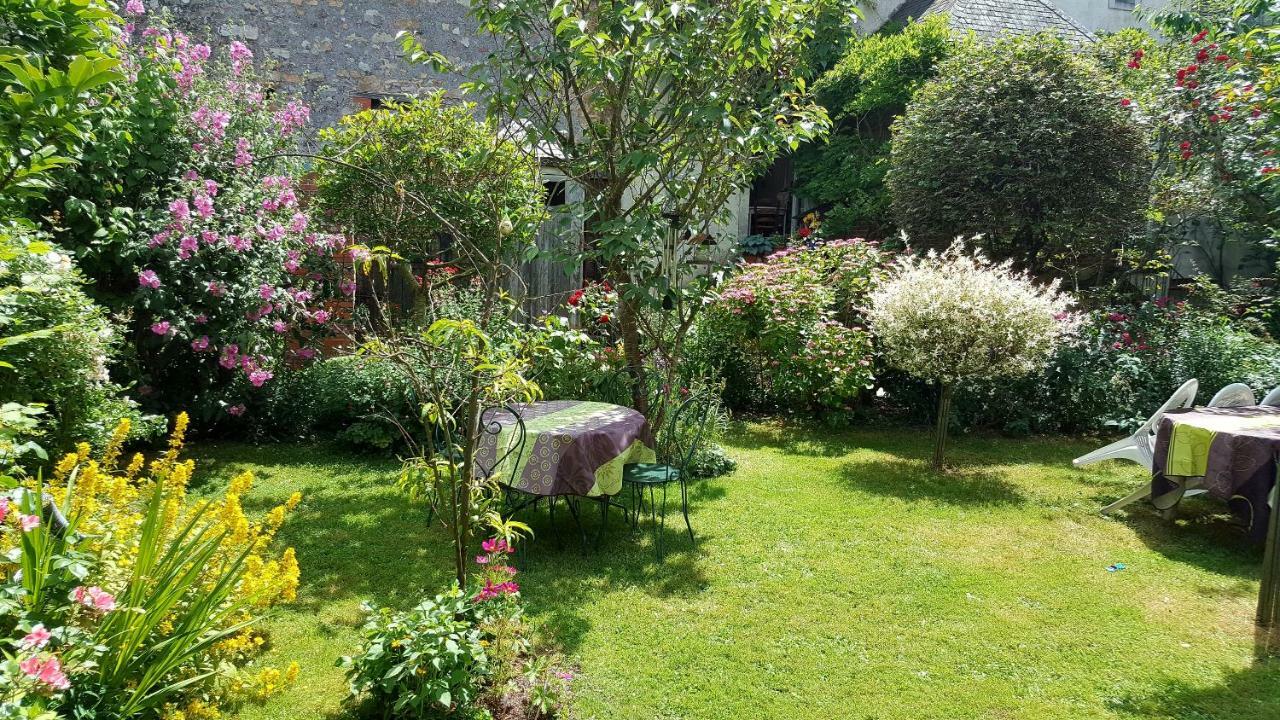 Les Hirondelles Hotell Sainte-Suzanne  Eksteriør bilde